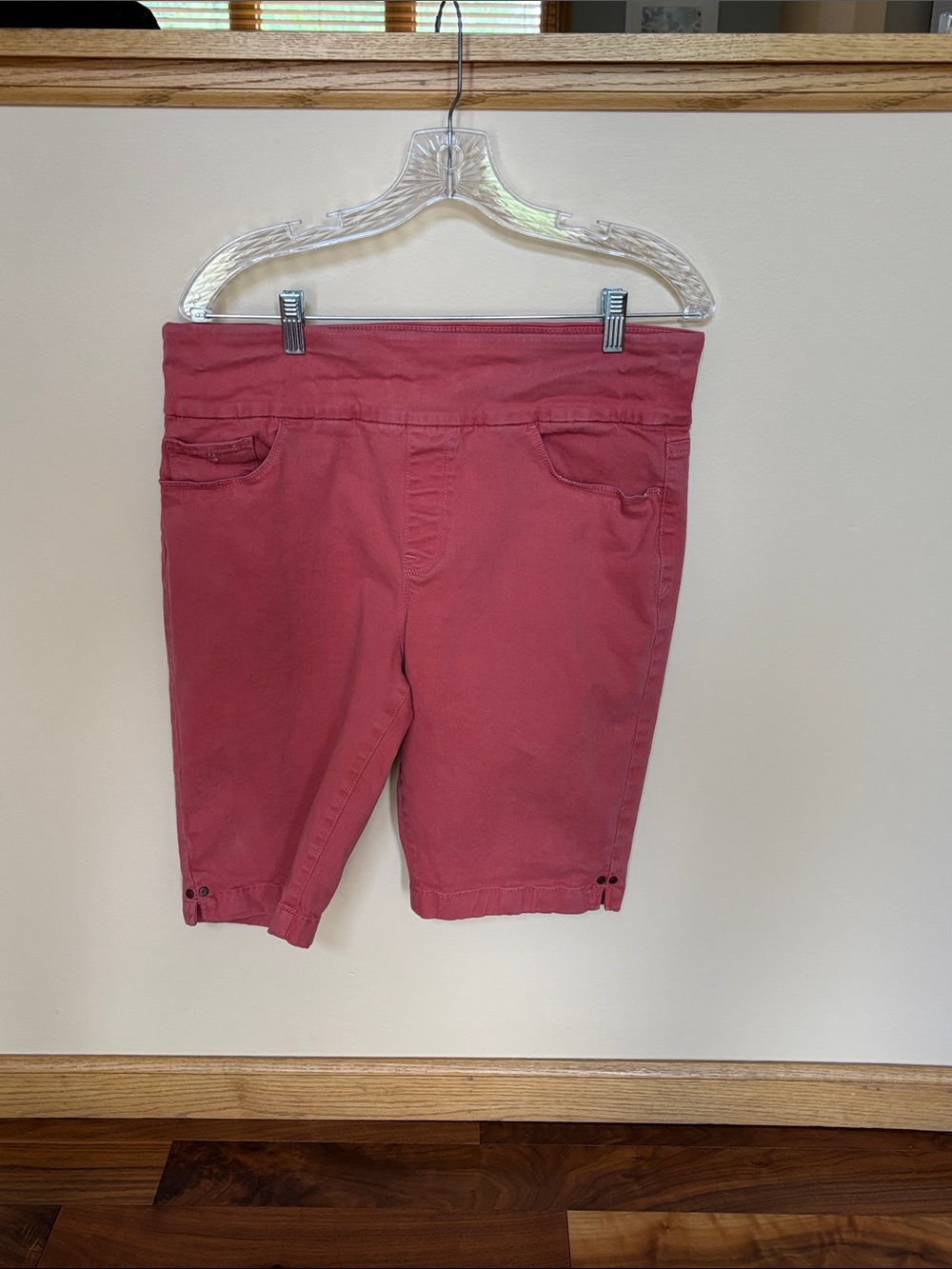 EUC Gloria Vanderbilt Amanda woman’s pull on Bermuda slimming shorts 14, Pink